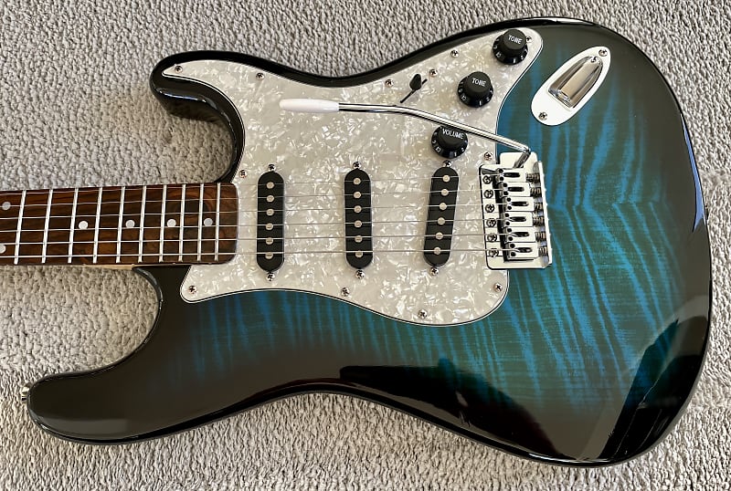 STRATOCASTER Kopie, blauschwarz mit wunderschöner discount Holzzeichnung,