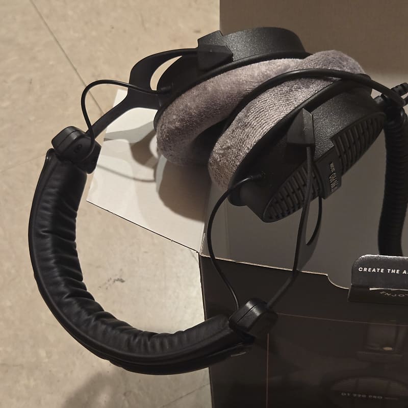 Used Beyerdynamic DT 990 Pro Headphones  			