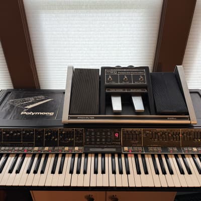 Moog Polymoog with PolyPedal, legs, manual - 1975 - 1978 - Black