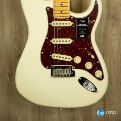 Fender American Professional II Stratocaster, Maple Fingerboard, Olympic White image 4