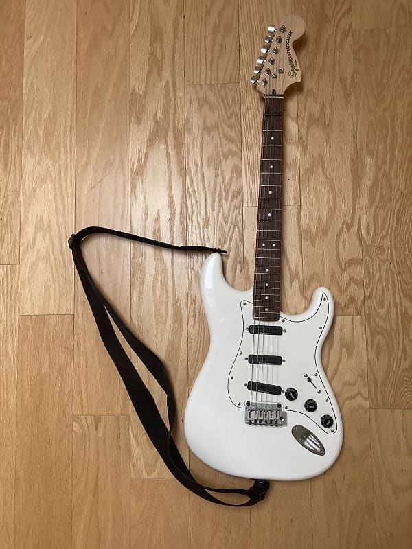 Squier By Fender Deluxe Stratocaster Hot Rails Black