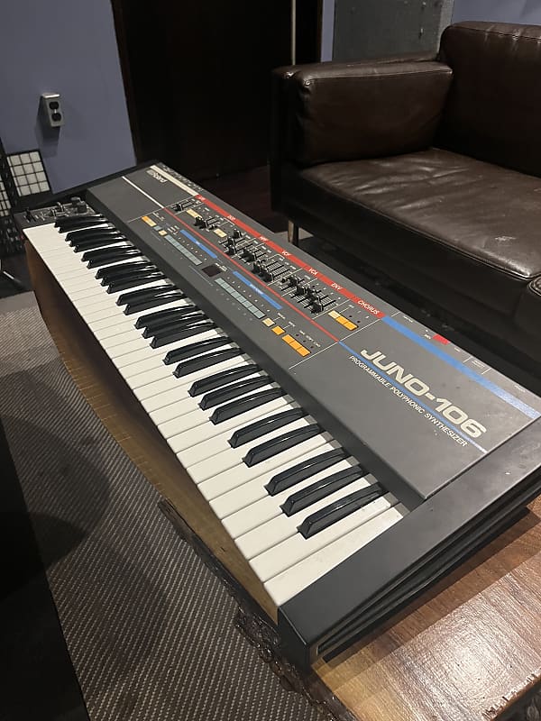 Roland Juno-106 61-Key Programmable Polyphonic Synthesizer (Japanese Model)  + Hard Case