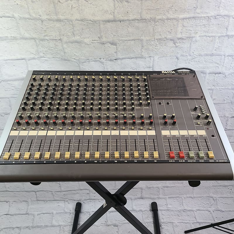 Harbinger LP9800 Mixer - Evolution Music