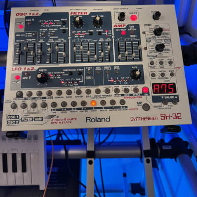 Roland SH-32 Desktop Synthesizer 2002 - 2004 - White