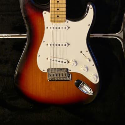 Fender Standard Stratocaster Maple Fretboard 2009 - Sunburst image 3