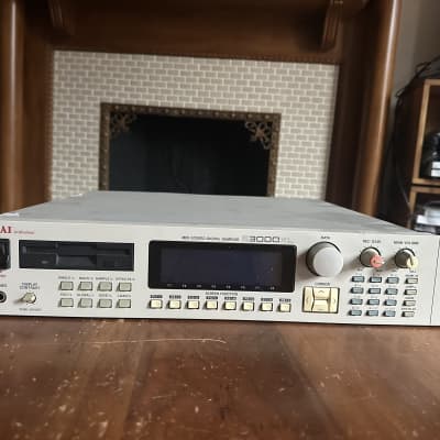 Akai S3000XL MIDI Stereo Digital Sampler 1996 - White