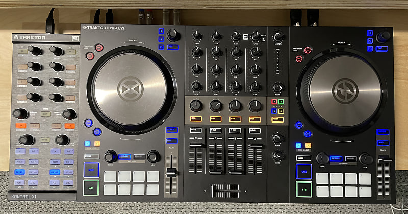 Native Instruments Traktor Kontrol S3 DJ Controller 2019 - Present - Black image 1