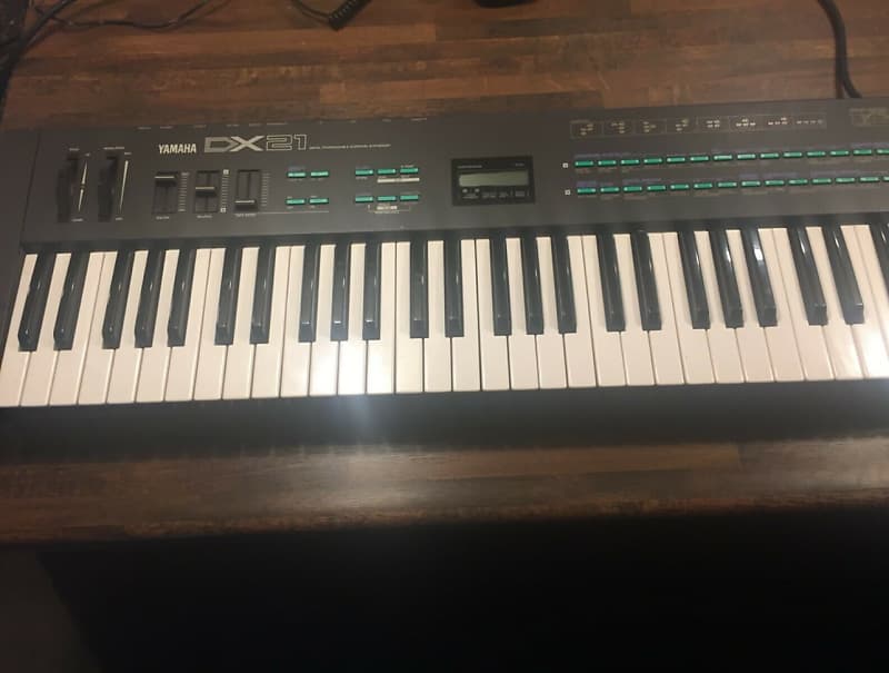 Yamaha DX21 keyboard synthesizer image 1
