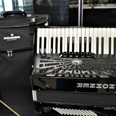 Hohner Bravo III 72 Bass Piano Accordion Black image 3