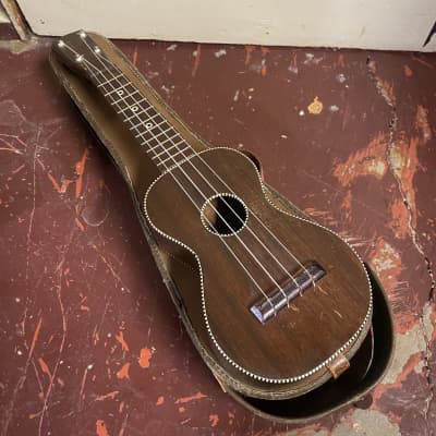 Regal ukulele 1940 good condition mahogany with original case image 1