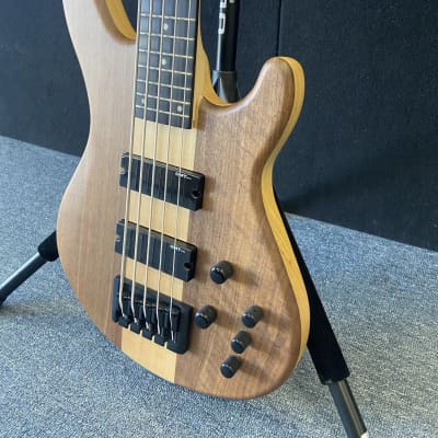 Dean Edge Select  5 String  Bass Walnut Satin  Natural  New! image 4