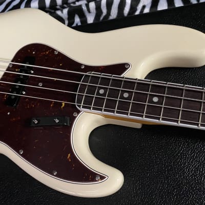 UNPLAYED ! 2023 American Vintage II 1966 Jazz Bass - Olympic White - Authorized Dealer - SAVE BIG! Only 9.1lbs image 4