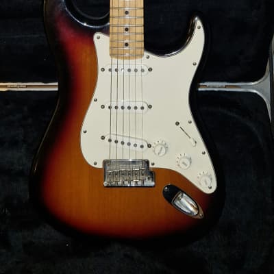 Fender Standard Stratocaster Maple Fretboard 2009 - Sunburst image 4