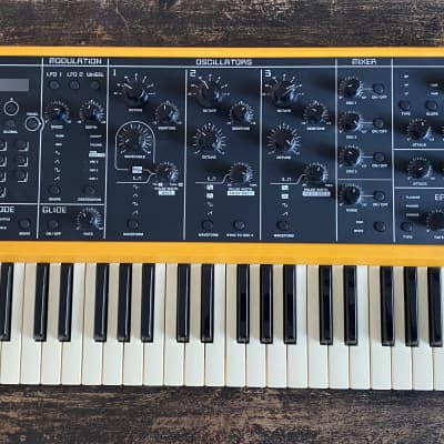 Studiologic Sledge 2.0 Polyphonic Virtual Analog Synthesizer Yellow / Black