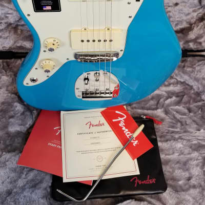 Fender American Professional II Jazzmaster Left-Hand, Electric Guitar Maple Fingerboard, Miami Blu image 3