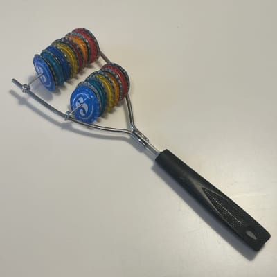 Immagine Upcycled Percussion - Slingshot Shaker - Multicolored Bottle Caps - 1