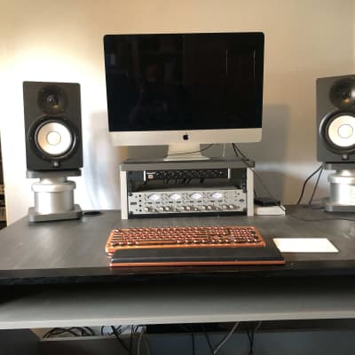 Zaor Miza M studio desk + D-Stand speaker stands + Griprack 4