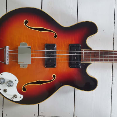 Mosrite Celebrity bass 1966 - Sunsburst image 1