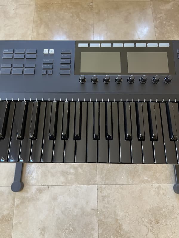 Native Instruments Komplete Kontrol S61 Mk2 2010s - Limited Native Instruments Komplete Kontrol S61 Mk2 2010s - Limited