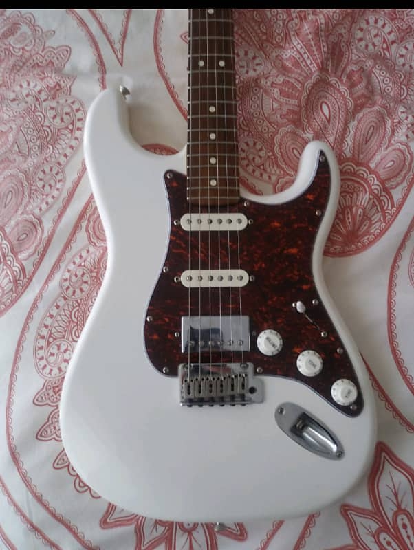 美品 Fender Player Series Stratocaster HSS Fender - Player Stratocaster HSS - 3-Color Sunburst