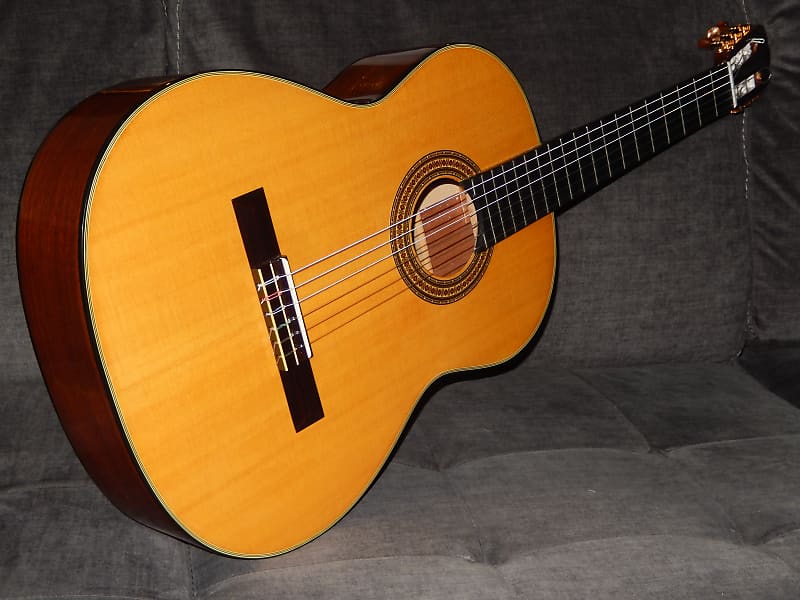 MADE IN JAPAN IN 1970 - KASUGA KC15 - AN EXTRAORDINARY ORDINARY CLASSICAL  GUITAR