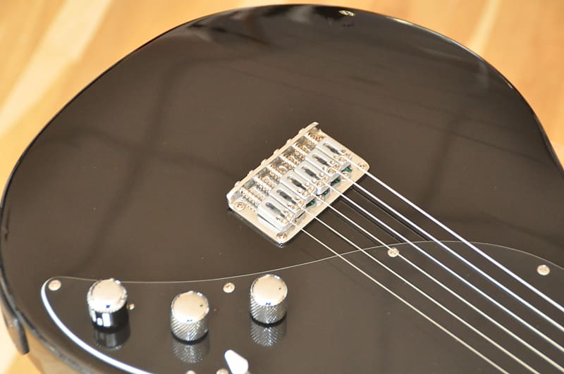 LINE 6 Variax 300 Black / Modelling Electric Guitar/ from