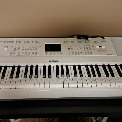 Yamaha DGX-660 Arranger Piano with Stand 2016 - Present - White