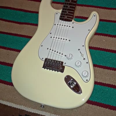 Squier Stratocaster 2008 Vintage Yellow image 2
