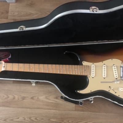 L/H 2004 Fender USA de luxe Stratocaster, mint condition, great guitar. for sale