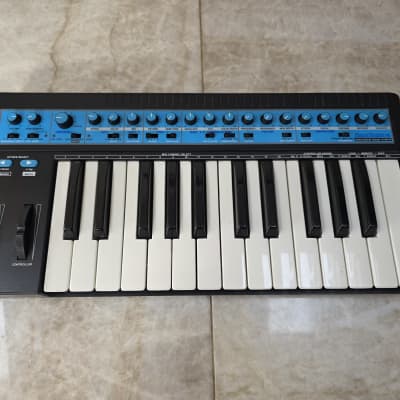 Novation Bass Station V1 - Analogue Synth - carry bag and power adapter