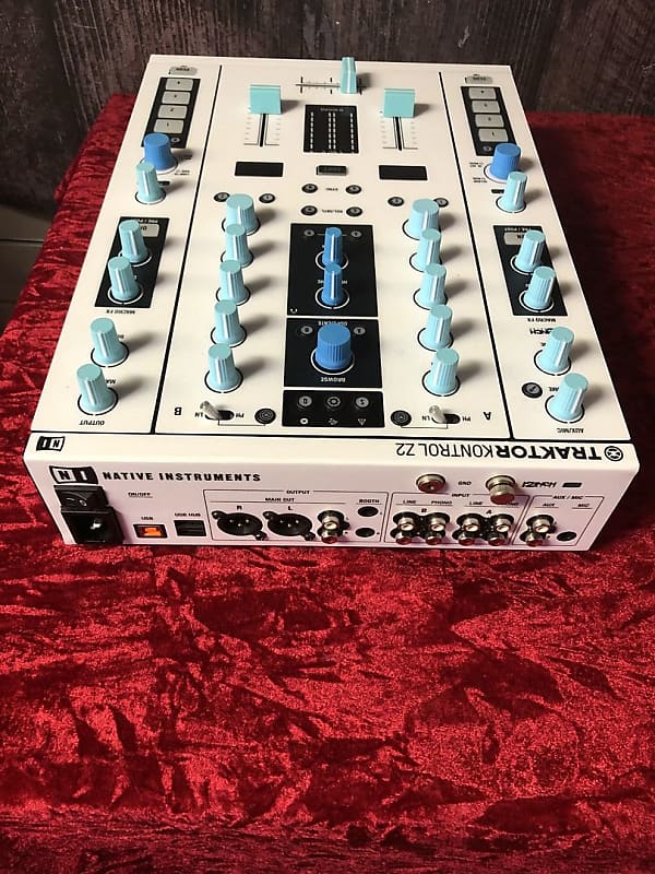 NI Traktor Kontrol Z2 DJ Mixer - Perfect Circuit