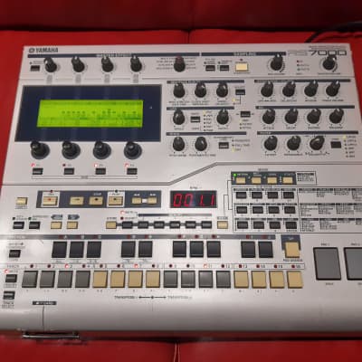 Yamaha RS7000 groovebox / sampler / production studio