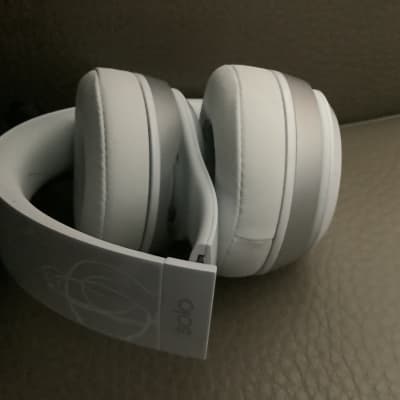 Beats by Dre Solo2 On-Ear Headphones 2010s - white image 3