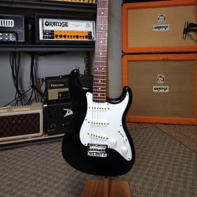 Squier Mini Stratocaster V2 | Laurel Fretboard | Black image 2