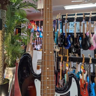 Fender Player Jazz Bass®, Pau Ferro Fingerboard, 3-Color Sunburst image 3