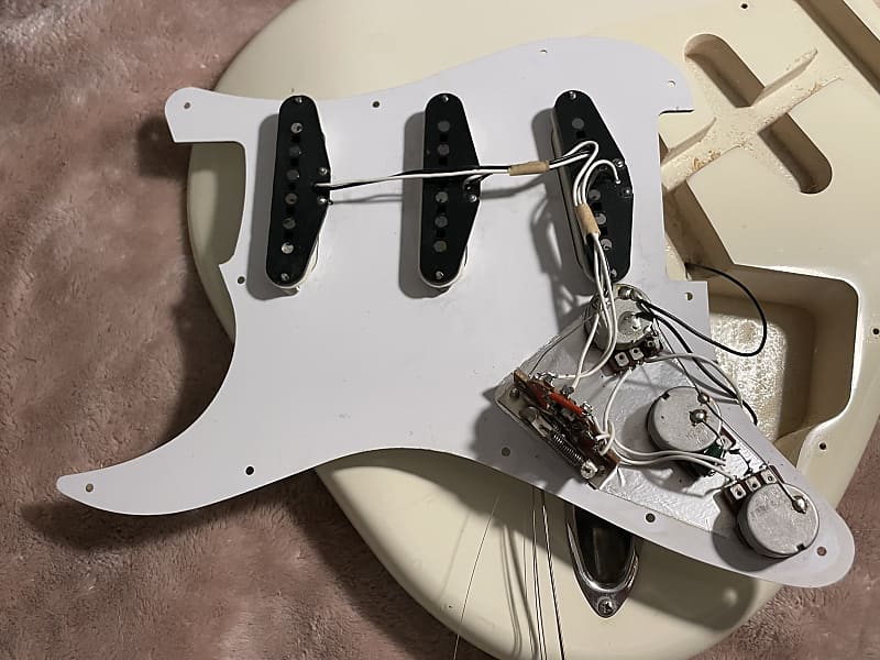 1983-1984 Squier Stratocaster Arctic White 72 Reissue 3 Bolt