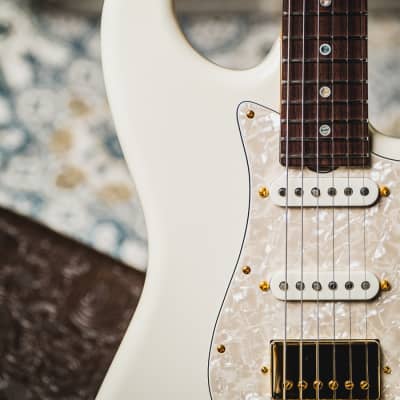 Don Grosh 30th Anniversary Limited Edition NOS Retro SSH-Olympic White w/Highly Figured 5A Roasted Birdseye Maple Neck, Indian Rosewood Fingerboard & Gold Hardware imagen 4
