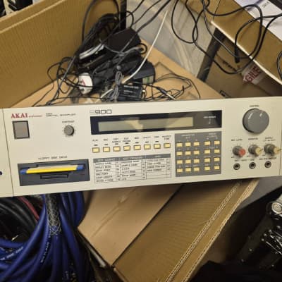 Akai S900 MIDI Digital Sampler 1986 - White