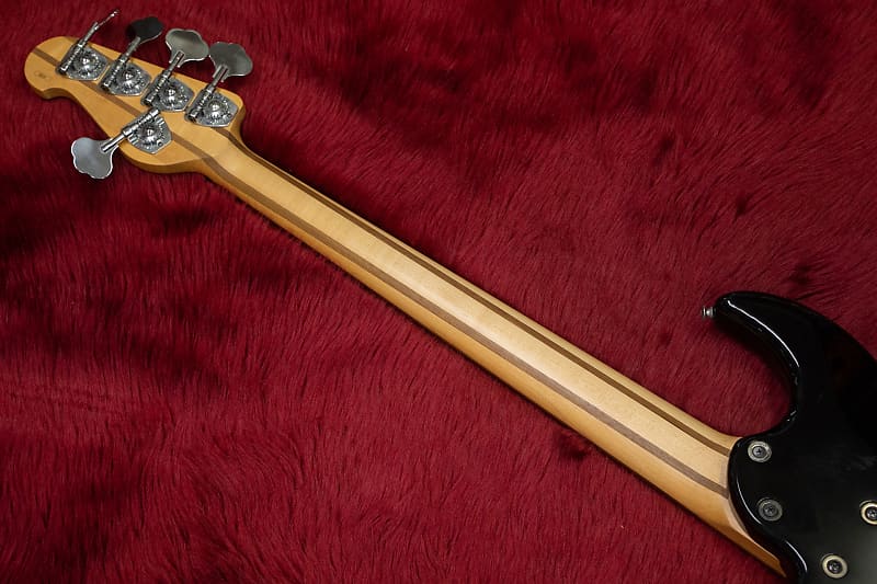 BB - Overview - Electric Basses - Products - Guitars, Basses