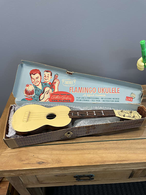 Emenee Flamingo Ukulele 50’s Plastic