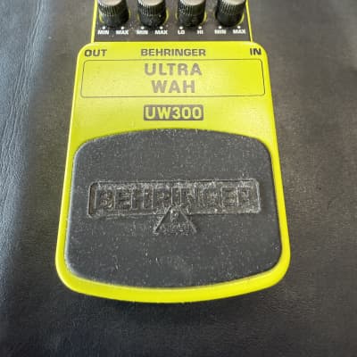 ギター BEHRINGER ULTRA WAH UW300 Behringer UW300 Ultra Auto Wah Pedal | zZounds