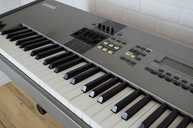Yamaha Motif XS8 88-Key Synthesizer Keyboard Workstation