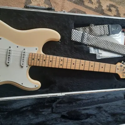 Fender Standard Stratocaster (1983 - 1984) | Reverb Canada