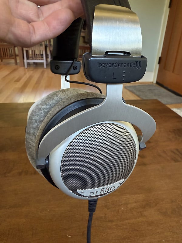Beyerdynamic DT-880 Pro Studio Headphones - Black/Silver  			