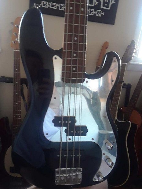 Squier　STANDARD　PJベース　Chromeピックガード　Black Squier Standard Precision Bass Special - Black Metallic