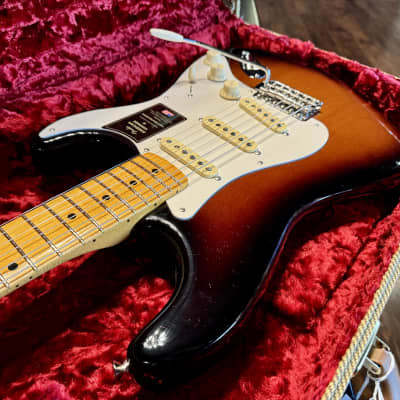 Fender AMERICAN VINTAGE II 1957 STRATOCASTER® 2024 - 2 Color Sunburst image 2