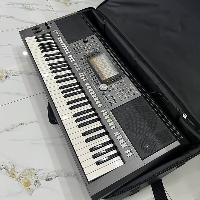 Yamaha PSR S970 61 Key Arranger Workstation used in Mint Reverb
