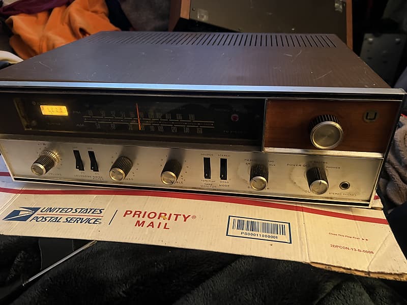 KENWOOD TK-40 Vintage Stereo Receiver with AMFM Tuner Woodgrain Metal Cabinet.  			