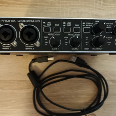 behringer U-PHORIA UMC204HDオーディオインターフェース 平たく