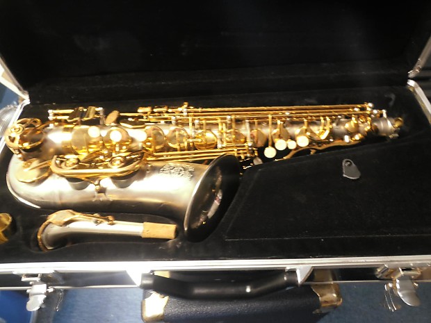 Suzuki musique alto sax W case and mouthpiece